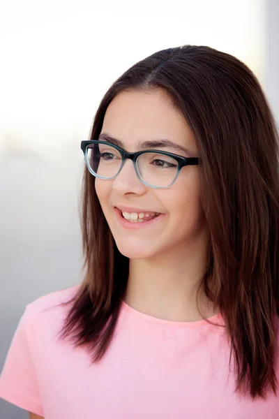 Mooie preteenager meisje met bril buiten — Stockfoto