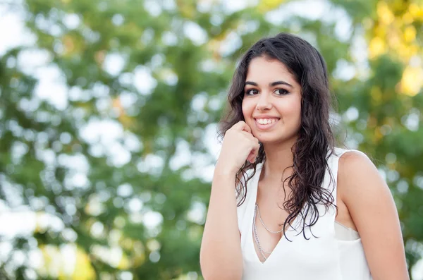 Hermosa chica morena relajándose en el parque — Foto de Stock