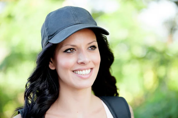 Ziemlich brünette Frau beim Wandern — Stockfoto