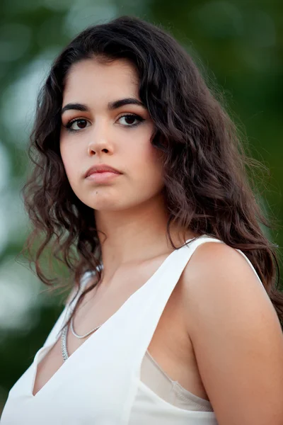 Hermosa chica morena relajándose en el parque — Foto de Stock