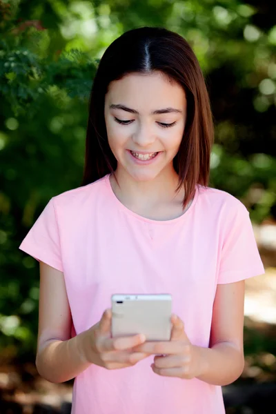 Adorável menina pré-adolescente com celular — Fotografia de Stock