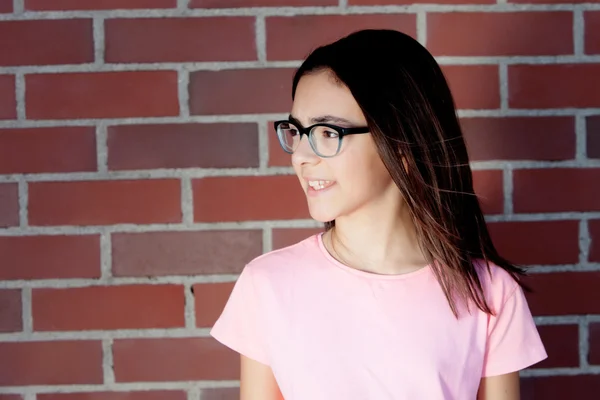 Niña preadolescente con gafas —  Fotos de Stock