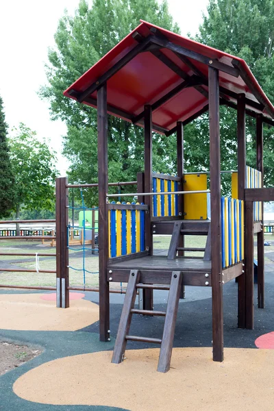 Parque infantil em um pátio da escola sem crianças — Fotografia de Stock