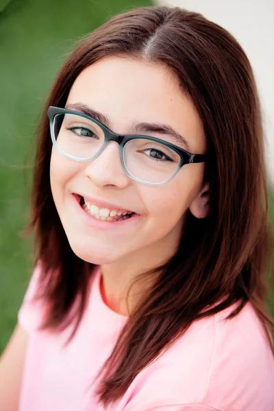 Menina pré-adolescente usando óculos — Fotografia de Stock