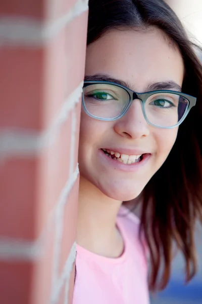 Menina pré-adolescente usando óculos — Fotografia de Stock