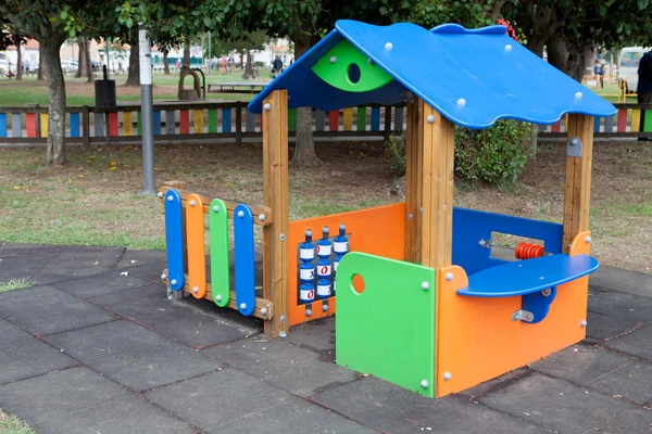 Çocuksuz bir okul bahçesi