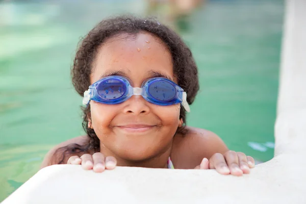 Αστεία afroamerican κορίτσι με τα γυαλιά στην πισίνα — Φωτογραφία Αρχείου