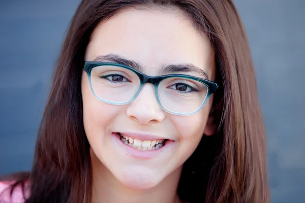 Menina pré-adolescente usando óculos — Fotografia de Stock