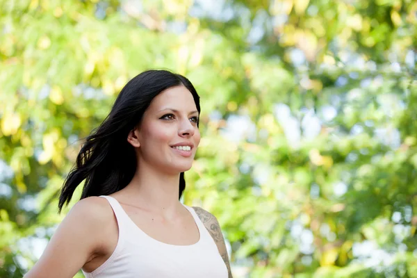 Mooie brunette meisje ontspannen in het park — Stockfoto