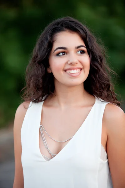 Hermosa chica morena relajándose en el parque — Foto de Stock