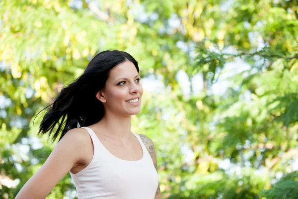 Mooie brunette meisje ontspannen in het park — Stockfoto