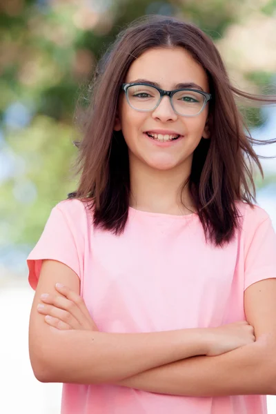 Menina pré-adolescente usando óculos — Fotografia de Stock