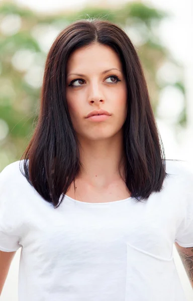 Joven hermosa mujer con cabello moreno Fotos de stock