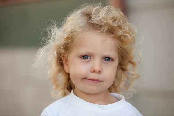 長いブロンドの髪と 3 歳の美しい少年 — ストック写真