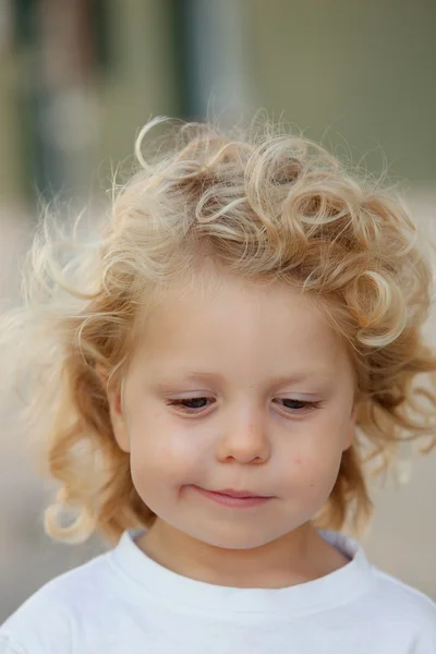 Menino bonito de três anos de idade com cabelo loiro longo — Fotografia de Stock