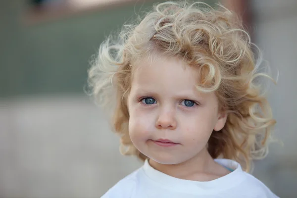 長いブロンドの髪と 3 歳の美しい少年 — ストック写真