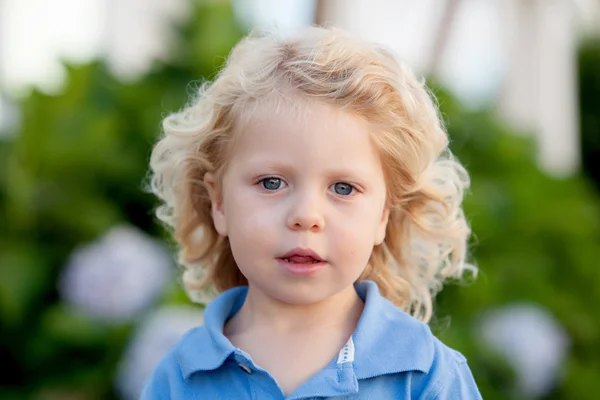 Piękny chłopak trzy latka z długimi blond włosami — Zdjęcie stockowe