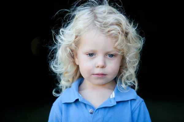 Beau garçon de trois ans avec de longs cheveux blonds — Photo
