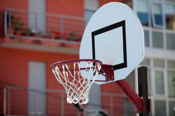 篮球篮板在城市的中央 — 图库照片
