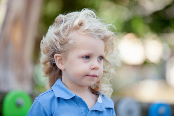 Hermoso niño de tres años con el pelo largo y rubio — Foto de Stock