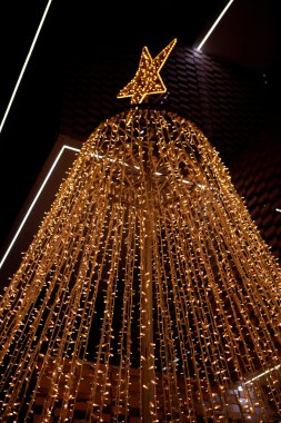 Altın ışıklı Noel süsleri