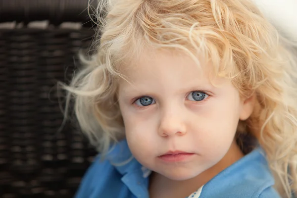 Krásný chlapec tři roky starý má dlouhé blond vlasy — Stock fotografie