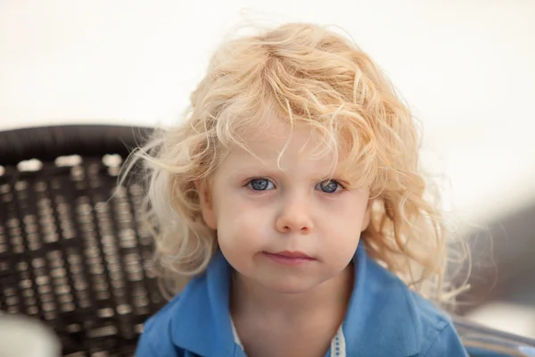 Menino bonito de três anos de idade com cabelo loiro longo — Fotografia de Stock