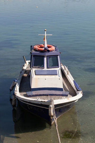 Рыбацкая лодка пришвартована на побережье — стоковое фото