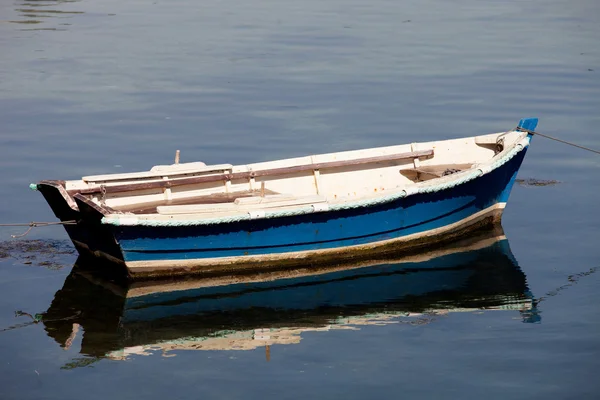 Fiske båt förtöjd vid kusten — Stockfoto