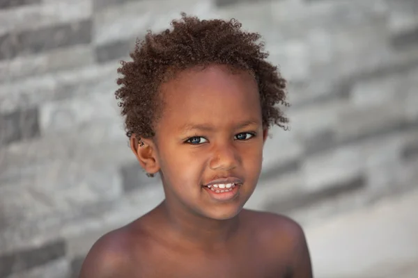 Enfant africain trois ans à l'extérieur — Photo