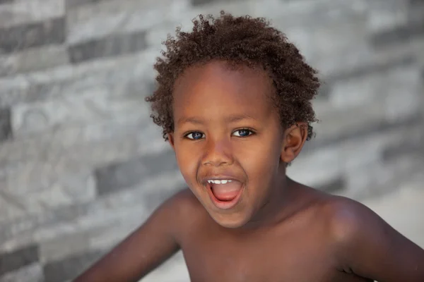 Afrikanisches kleines Kind drei Jahre draußen — Stockfoto