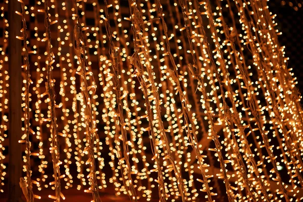 Decoraciones navideñas con luces doradas —  Fotos de Stock