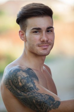 Yakışıklı uygun atletik gömleksiz adam  