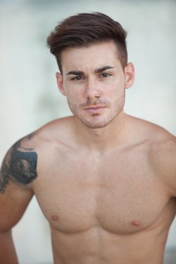 Yakışıklı uygun atletik gömleksiz adam  