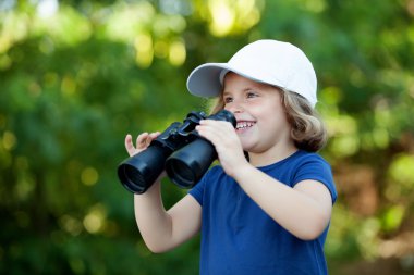 Kız parkta dürbün ile seyir