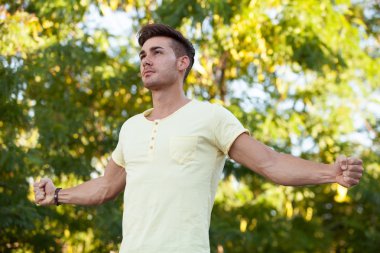 adam güçlü kollarını uzanan Park