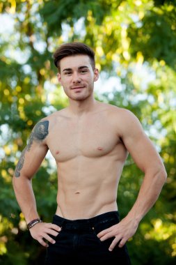 Genç çocuk kaslarına gösterilen