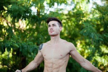 Genç çocuk kaslarına gösterilen