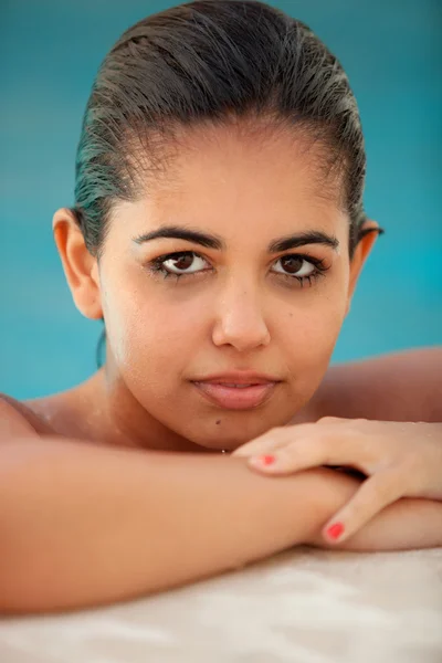 Junge nasse brünette Frau im Pool — Stockfoto