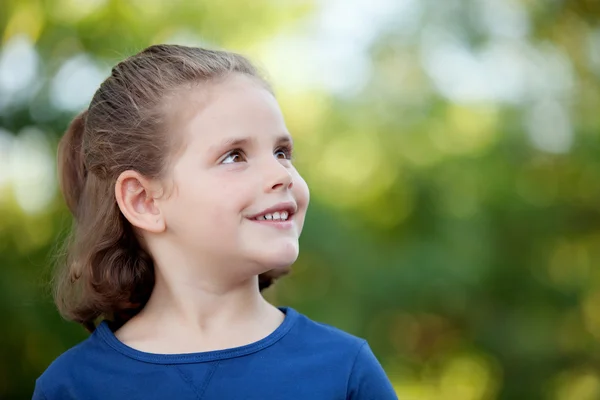 Carina bambina nel parco — Foto Stock