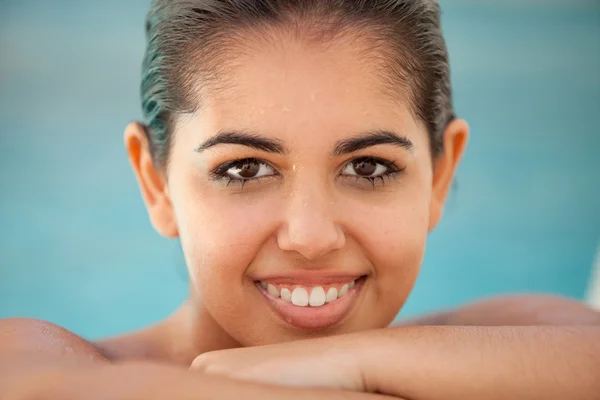 Jeune femme brune humide dans la piscine — Photo