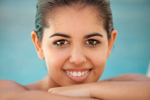 Joven morena húmeda en la piscina — Foto de Stock