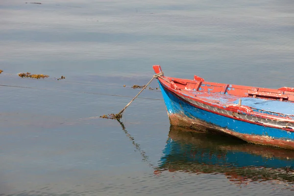 Fischerboot an der Küste festgemacht — Stockfoto