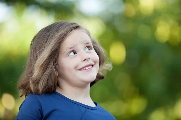 Mignonne petite fille dans le parc — Photo