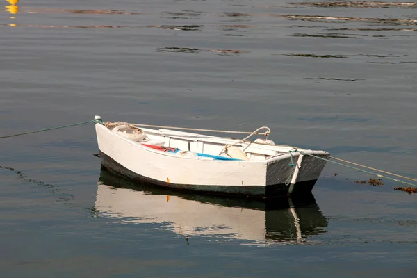 Barco de pesca amarrado en la costa —  Fotos de Stock