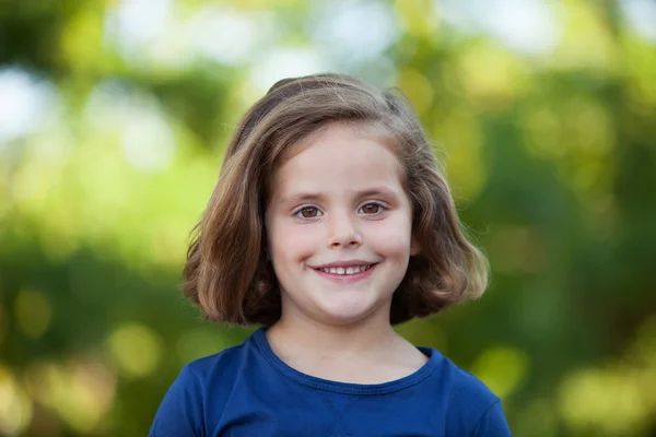 Linda niña en el parque —  Fotos de Stock