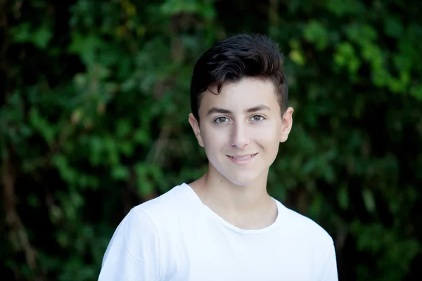 Bonito adolescente de cabelos castanhos — Fotografia de Stock