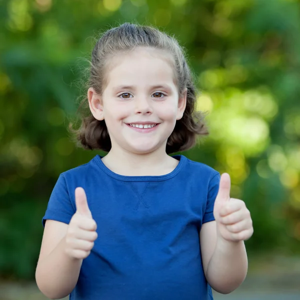 Kleines Mädchen zeigt ok Zeichen — Stockfoto