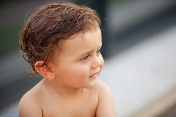 Hermoso bebé afuera con el pelo mojado — Foto de Stock