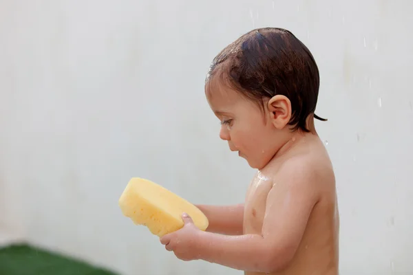 Komik çocuk bahçede duş — Stok fotoğraf